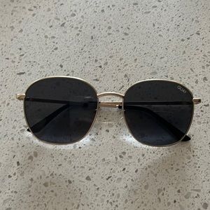 Quay Big Time sunglasses gold with black lenses